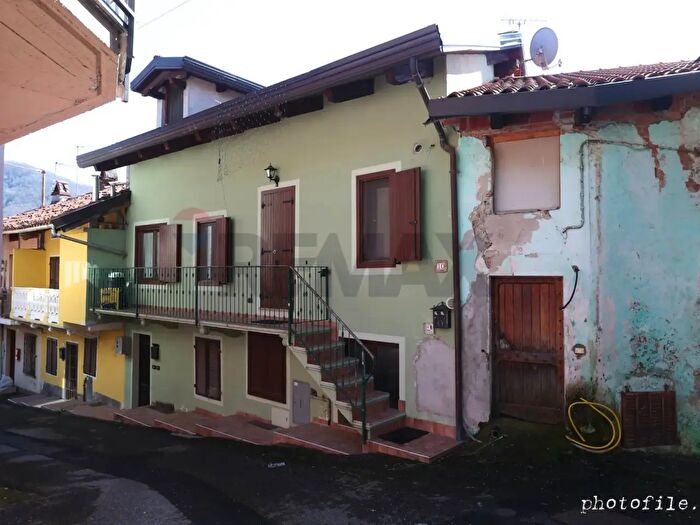 Casa con 7 locali in vendita in Via Notaio Landorno, Palazzo Canavese