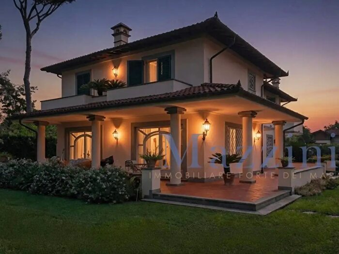 Casa con 12 locali in vendita in Via San Camillo, Forte Dei Marmi
