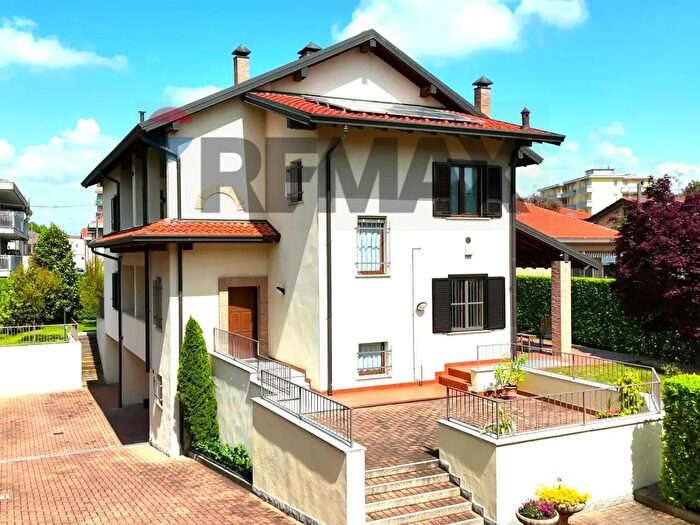 Casa con 8 locali in vendita in Via della Gazzella Bis, Busto Arsizio