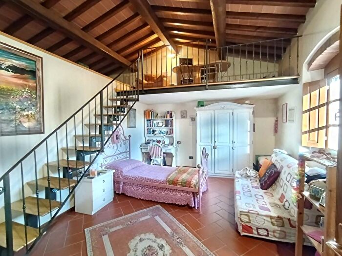 Casa con 8 locali in vendita in Via Castellina, Serravalle Pistoiese