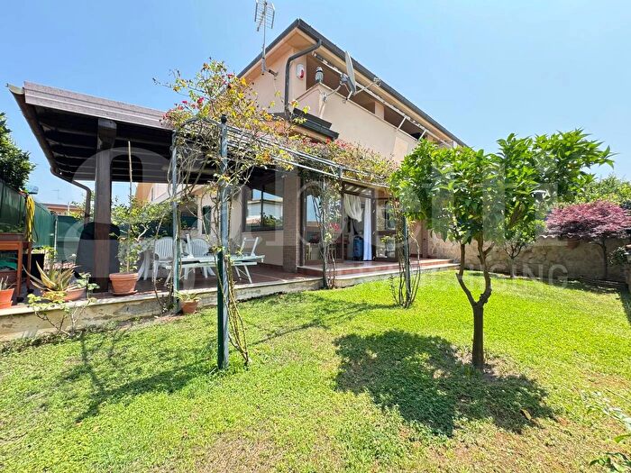 Casa quadrilocale in vendita in Via Poggibonsi d, Pomezia