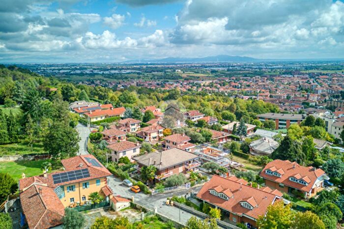 Casa con 11 locali in vendita in Via Monte Grappa, Piossasco