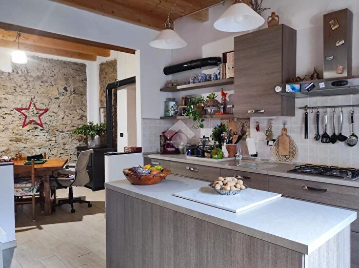 Casa con 6 locali in vendita in Località Morasco, Montoggio