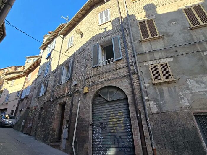 Appartamento con 6 locali in vendita in Via San Giacomo, Perugia
