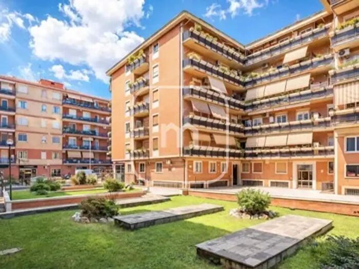 Appartamento trilocale in vendita in Via Ettore Rota, Roma