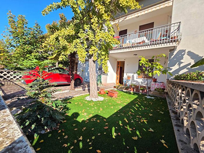 Casa con 8 locali in vendita in Medolla