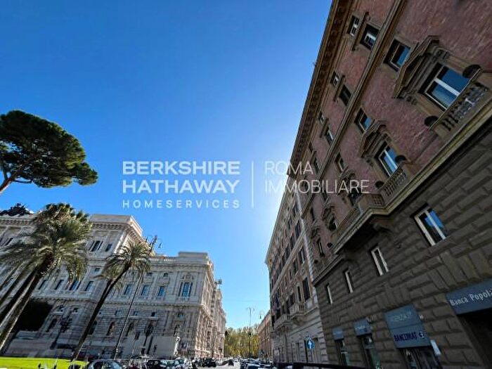 Appartamento con 5 locali in vendita in Piazza Adriana, Roma