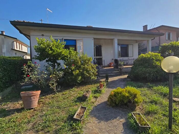 Casa quadrilocale in vendita in Via Fratelli Cervi, Camponogara