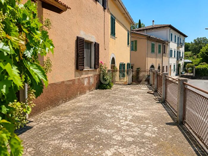 Appartamento con 6 locali in vendita in Via Aldobrandeschi, Castell'Azzara