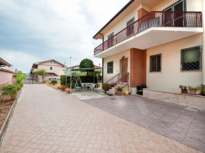 Casa con 10 locali in vendita in Via Lerici, Pomezia
