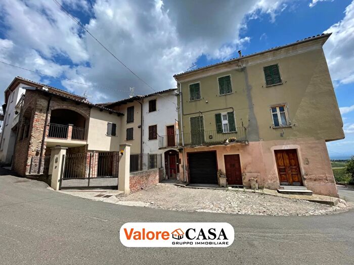 Casa con 5 locali in vendita in Alice Bel Colle