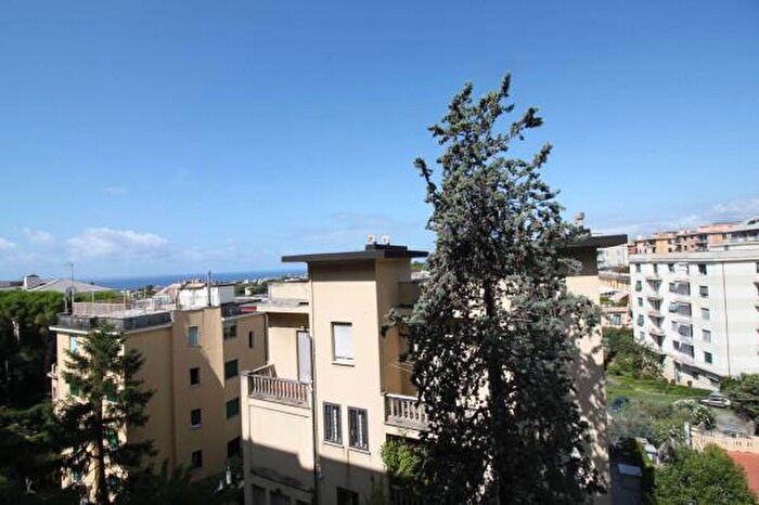 Appartamento trilocale in affitto in Via Domenico Viviani, Genova