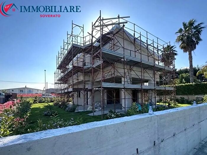 Casa con 5 locali in vendita in Davoli