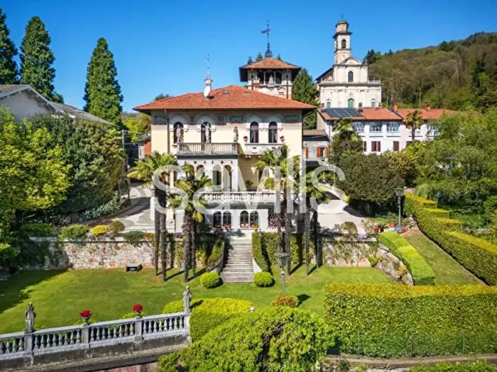 Casa con 6 locali in vendita in Via Cacciatori delle Alpi, Marchirolo