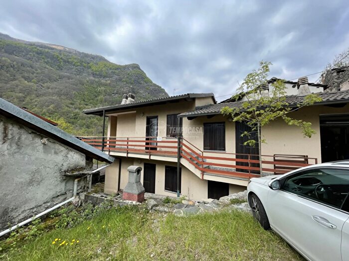 Casa con 5 locali in vendita in Frazione Casetti, Locana