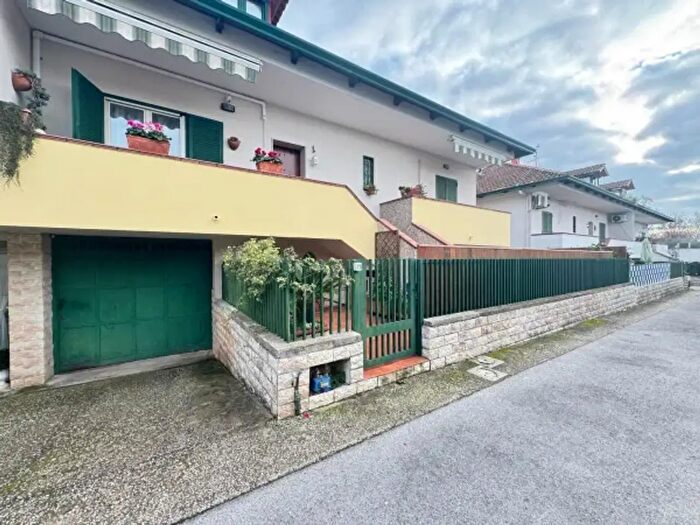 Casa con 6 locali in vendita in Via Grotta dellOlmo, Giugliano In Campania