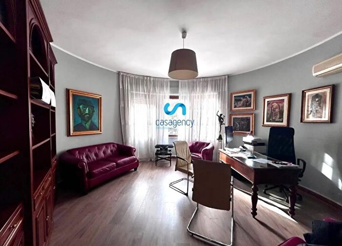 Appartamento con 5 locali in vendita in Via Castellino Napoli, Napoli