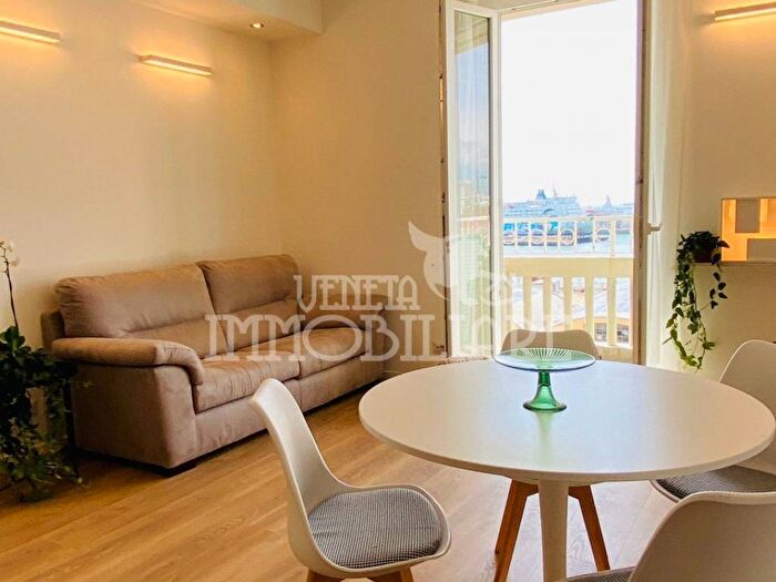 Appartamento trilocale in affitto in Molo, Genova