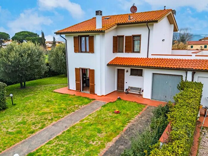 Casa con 6 locali in vendita in Cascina