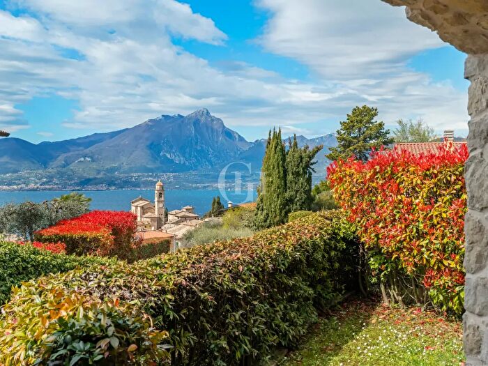 Appartamento trilocale in vendita in Torri Del Benaco