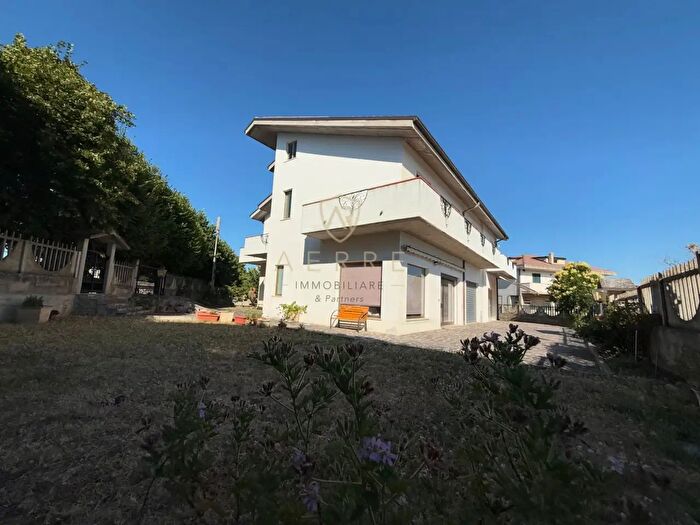 Casa con 5 locali in vendita in Via Roma a, Civitaquana