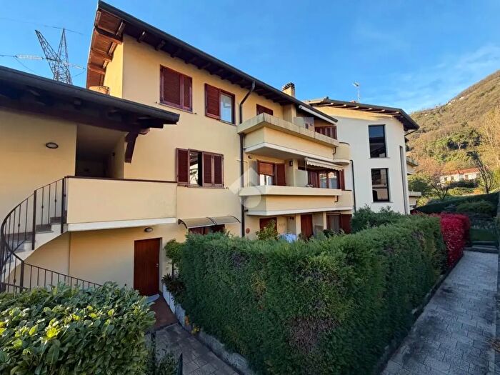 Appartamento trilocale in vendita in Via Latini, Calolziocorte