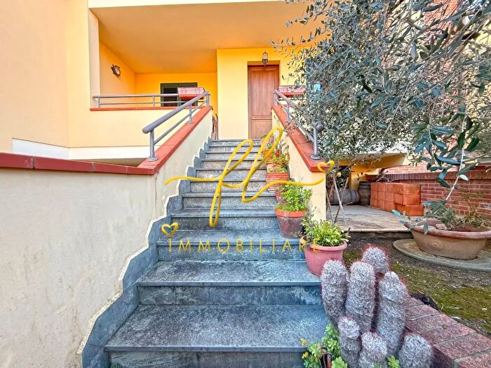 Casa con 5 locali in vendita in Cecina