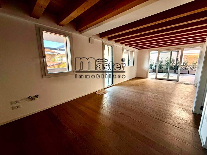 Appartamento con 5 locali in vendita in Viale Luzzatti, Treviso