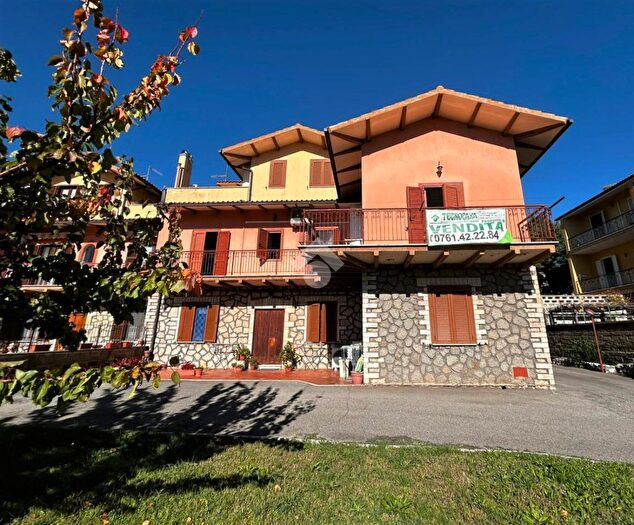 Casa quadrilocale in vendita in Via Cuzzoli E Cortellessa, Farnese