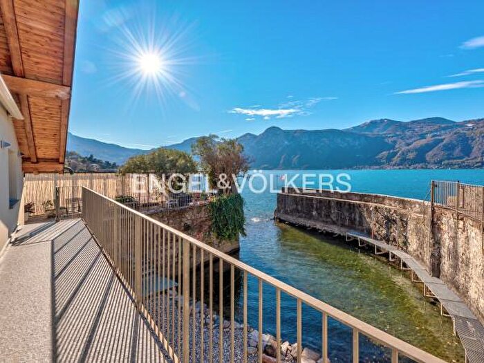 Casa quadrilocale in vendita in Mandello Del Lario