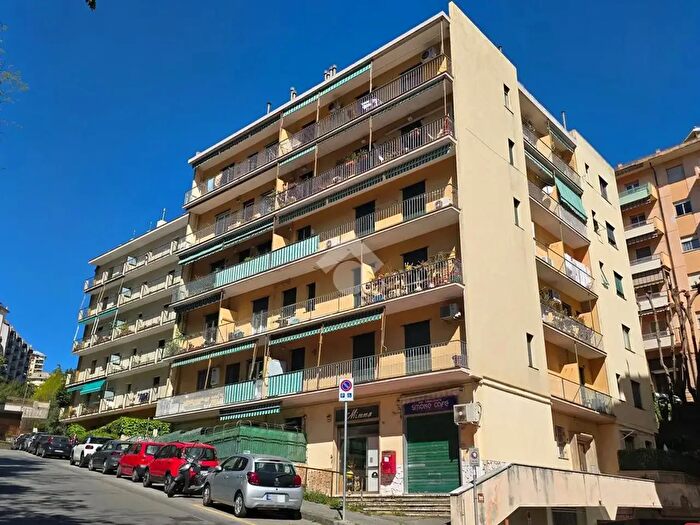 Appartamento trilocale in vendita in Via Luigi Rizzo, Genova