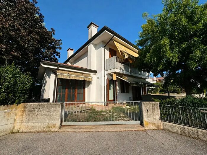 Casa con 5 locali in vendita in Via Borgo Sant'Andrea, Povegliano