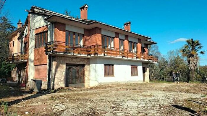 Casa con 6 locali in vendita in Viale Novembre, Montone