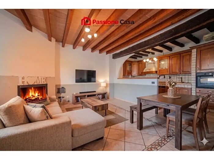 Casa con 5 locali in vendita in Traversetolo