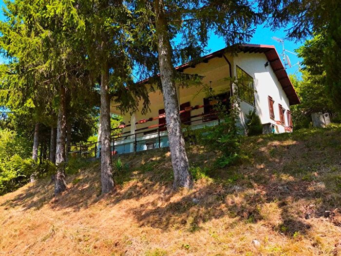 Casa quadrilocale in vendita in Frazione Salogni Fabbrica Curone Alessandria, Fabbrica Curone