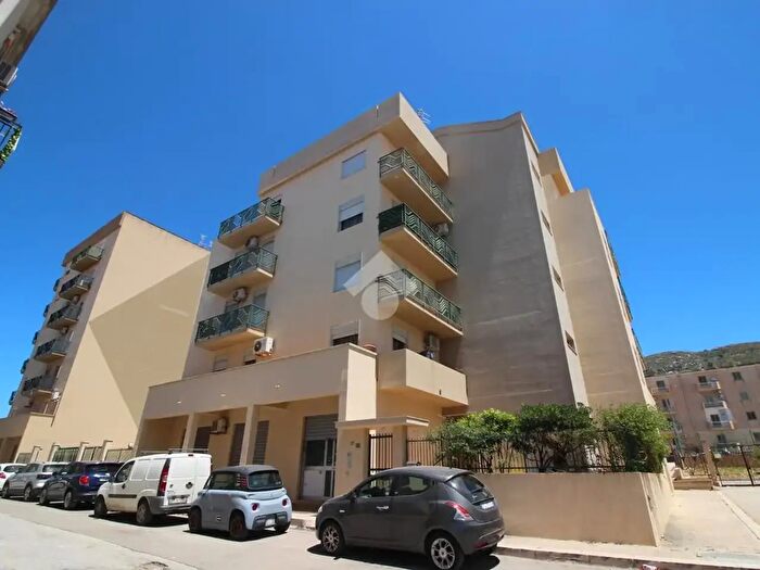 Appartamento con 5 locali in vendita in Via Lucca, Erice