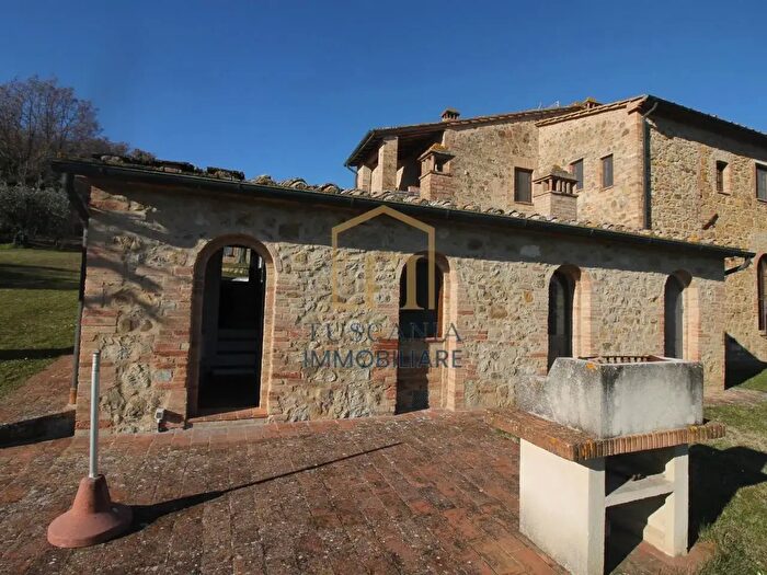 Casa con 10 locali in vendita in Casole DElsa