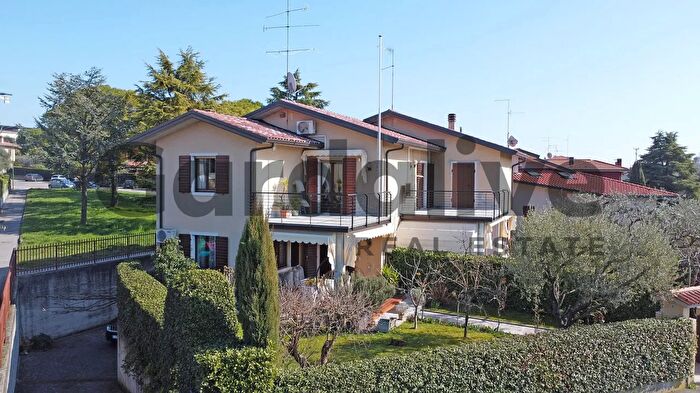 Casa quadrilocale in vendita in Via Monte Pasubio, Peschiera Del Garda