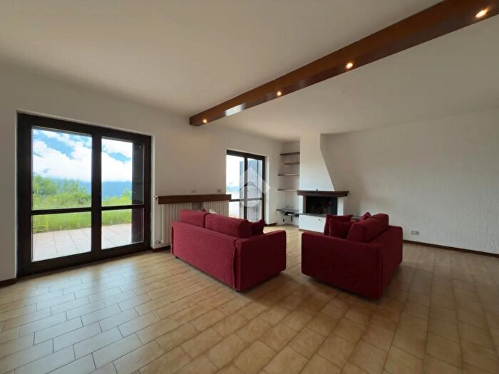 Appartamento trilocale in vendita in Via Piazzola, Teglio