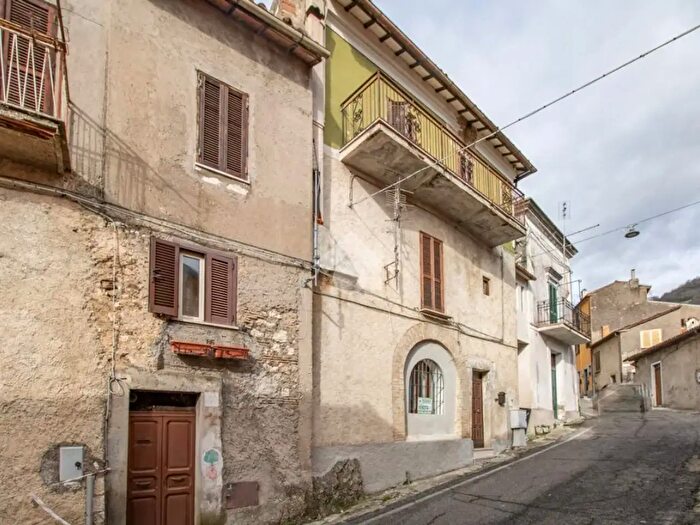 Appartamento trilocale in vendita in Via Umberto I, Rivodutri