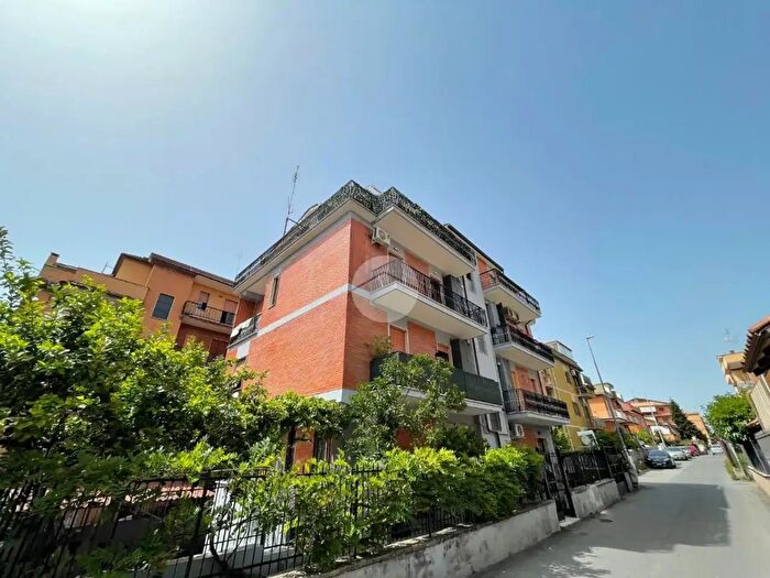 Appartamento trilocale in vendita in Via Taddeo Crivelli, Roma