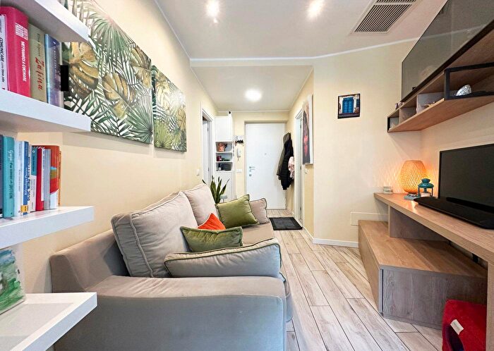 Appartamento trilocale in vendita in Via Spartaco, Milano