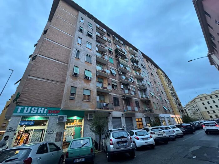 Appartamento trilocale in vendita in Via Carlo Mezzacapo, Roma