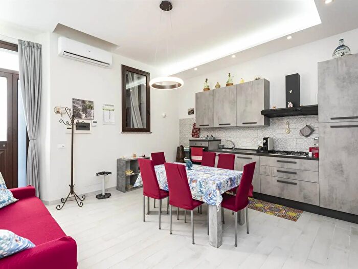 Appartamento trilocale in vendita in Via Vaccarini, Riposto