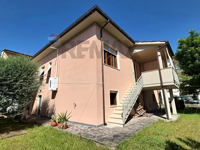 Casa con 9 locali in vendita in Capraia E Limite