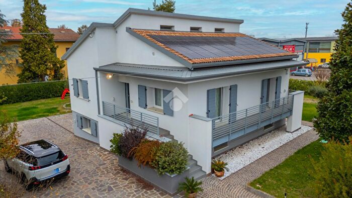 Casa con 5 locali in vendita in Via G Marconi, Cadelbosco Di Sopra