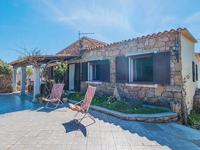 Casa con 5 locali in vendita in Via Tillò, Olbia
