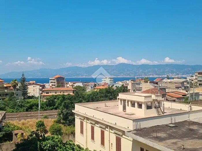 Appartamento trilocale in vendita in Via dei Garibaldini, Reggio Calabria