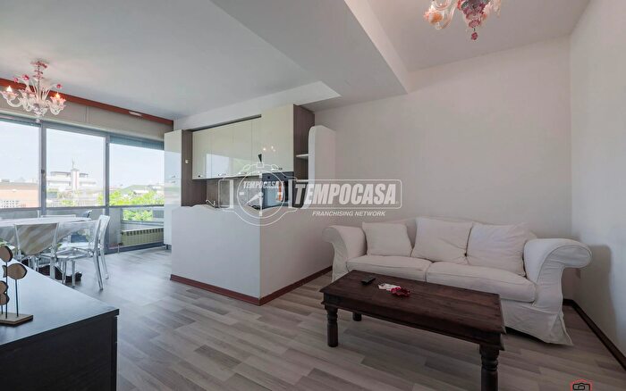 Appartamento quadrilocale in vendita in Viale Nino Bixio, Riccione