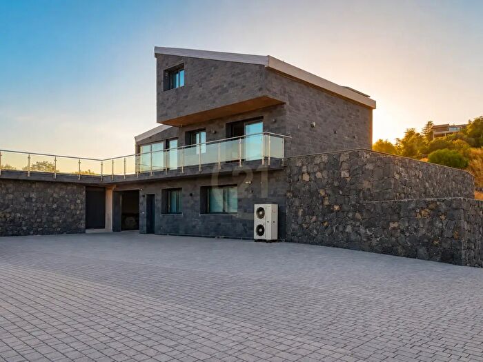 Casa con 7 locali in vendita in Via Ignazio Biscari, Aci Castello